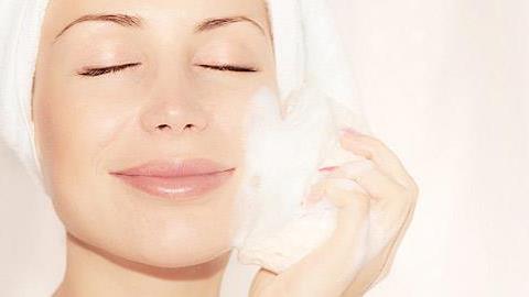 Λιπαρότητα στο πρόσωπο: Αιτίες και αντιμετώπιση