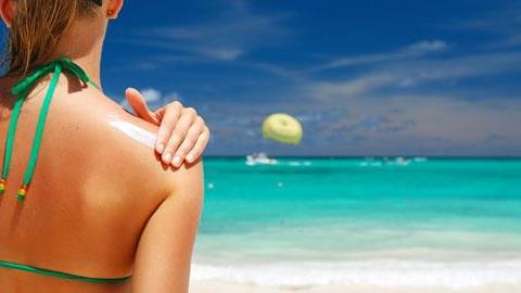 Κορίτσια στον ήλιο με την κατάλληλη προστασία