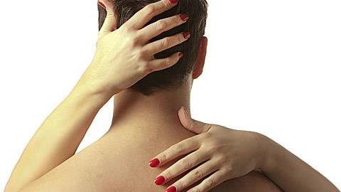 Πώς θα τον τρελάνετε με τα χέρια σας: Ερωτικές συμβουλές από… τις παλιές!