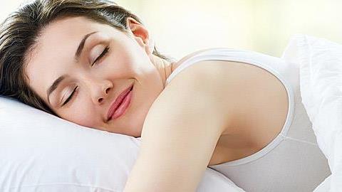 Τα σωστά λευκά είδη του κρεβατιού σας για να κοιμάστε καλύτερα