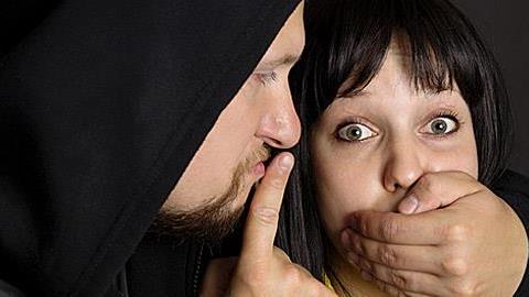 Απλές κινήσεις αυτοάμυνας: Τι να κάνετε αν σας επιτεθούν στον δρόμο!