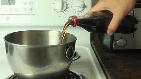 Ύστερα από αυτό το πείραμα... αναρωτιόμαστε αν θα ξαναπιείτε αναψυκτικά τύπου cola!