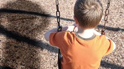 Πώς θα προφυλάξετε τα παιδιά από παιδόφιλους: Αναγνωρίστε τα χαρακτηριστικά τους!