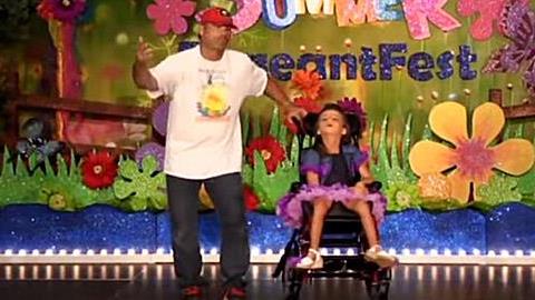 Ο πιο τρυφερός μπαμπάς στον καλύτερο χορό της ζωής του: Δείτε το συγκινητικό βίντεο