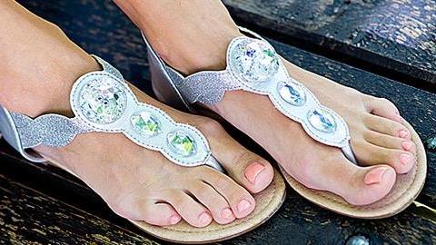 Τα πιο όμορφα καλοκαιρινά πέδιλα έως 20 ευρώ!