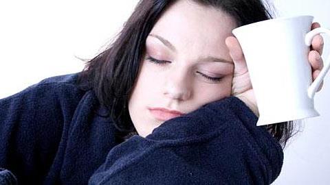 Νέοι γονείς: 10 πολύτιμες συμβουλές επιβίωσης από τη νύστα