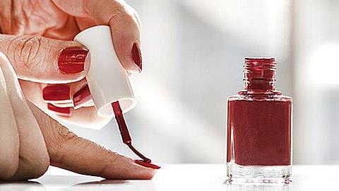 Πώς να βάφετε σωστά τα νύχια σας