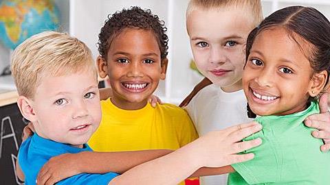 Φιλία πέρα από το χρώμα του δέρματος: Συγκινητικό video με 4χρονα καθηλώνει το διαδίκτυο!