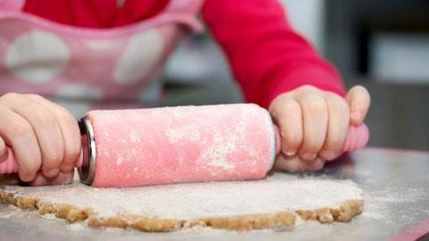Πλάθοντας κουλουράκια: Στην κουζίνα μαζί με τα παιδιά