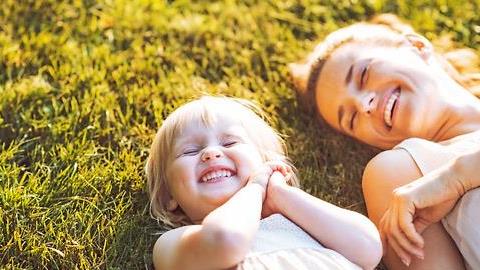 Τι να λέτε στα παιδιά για να νιώθουν καλά με τον εαυτό τους