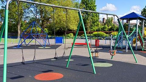 Έτσι πρέπει να είναι οι ασφαλείς παιδικές χαρές σύμφωνα με τη νέα νομοθεσία
