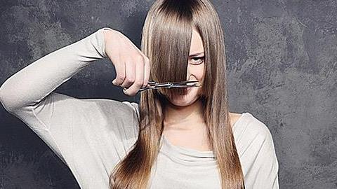 Πώς να κουρέψετε τα μαλλιά σας μόνη σας στο σπίτι!