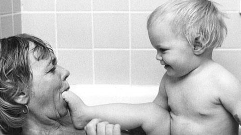 Ιστορικές φωτογραφίες με μαμάδες και παιδιά έρχονται στο φως 50 χρόνια μετά