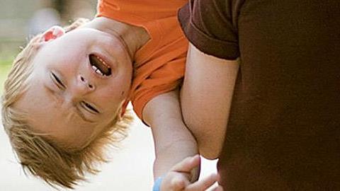 Παιδί που ουρλιάζει σε δημόσιο χώρο: Πώς να το ηρεμείτε