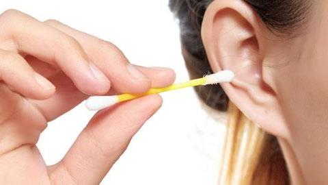 Μην καθαρίζετε τα αυτιά σας με μπατονέτα!