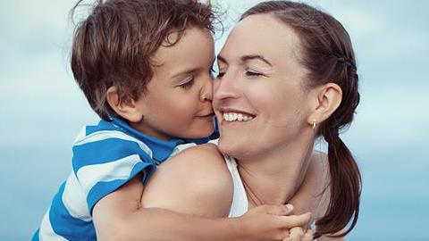 Οι 3 καθημερινές κινήσεις που σας φέρνουν πιο κοντά με το παιδί