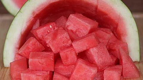 Πώς να κόβετε το καρπούζι σε 1,5 λεπτό!