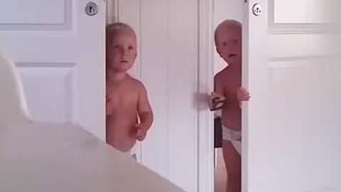 Τι συμβαίνει όταν δύο δίδυμα δεν θέλουν να πάνε για ύπνο; (βίντεο)