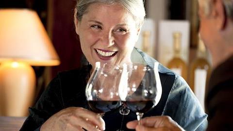 Κατανάλωση αλκοόλ: επάνω από το όριο η μέση και τρίτη ηλικία