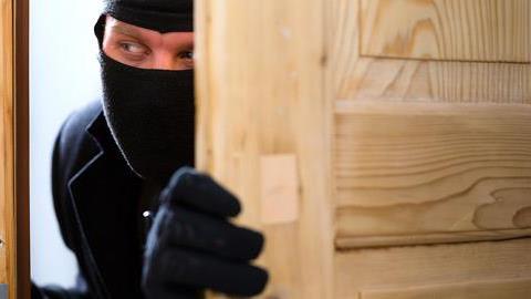 Πώς μπαίνουν οι διαρρήκτες στα σπίτια: Οδηγίες για να κοιμάστε ήσυχοι