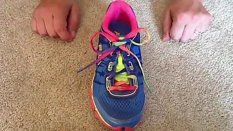 Μάθετε στο παιδί να δένει τα κορδόνια σε 20 δευτερόλεπτα! (video)