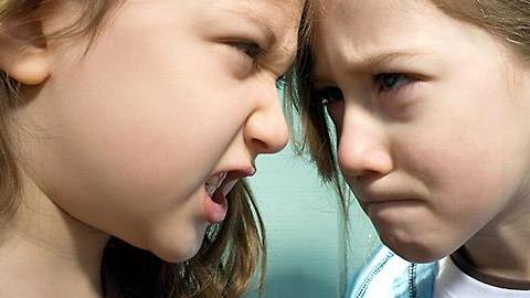 Αδελφικοί καυγάδες: Πώς να βοηθάτε τα παιδιά σας να συμφιλιώνονται