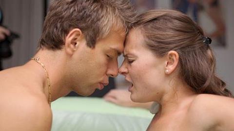 Γέννησε στην αγκαλιά του άνδρα της! Δείτε τις φωτογραφίες