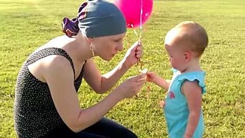 Ο καλύτερος τρόπος για να κόψει την πιπίλα: Δείτε το τρυφερό βίντεο!