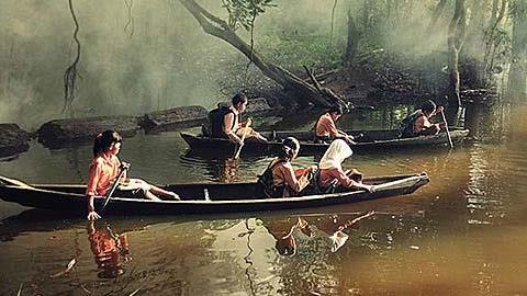 Στον δρόμο για το σχολείο: Φωτογραφίες μαθητών που αψηφούν τον κίνδυνο