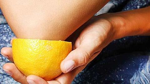 Πώς να απαλλαχθείτε από το σκληρό δέρμα σε αγκώνες και γόνατα