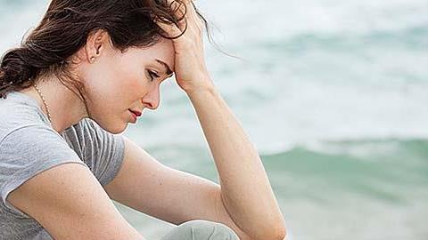 Πώς νιώθει πραγματικά ένα άτομο με κατάθλιψη: Αναγνωρίστε τα σημάδια