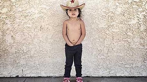 Πατέρας εκθέτει γυμνές φωτογραφίες της κόρης του και κατηγορείται ως πορνογράφος!