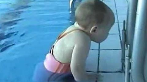 Μωρό-δελφίνι: Δείτε αυτό το βίντεο αν το παιδί σας πάει κολυμβητήριο!