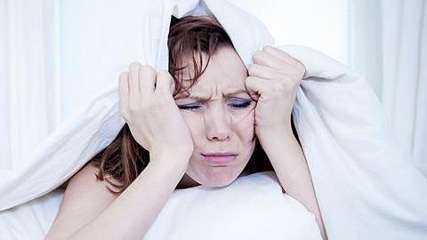 Γιατί δεν μπορείτε να κοιμηθείτε και πώς θα το αντιμετωπίσετε