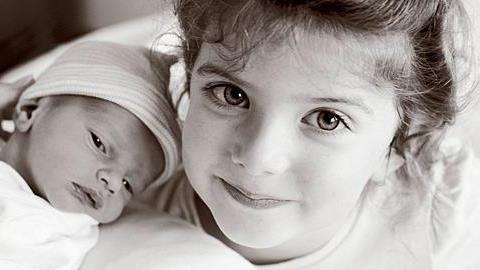 Τρυφερές στιγμές: 25 παιδιά συναντούν για πρώτη φορά τα αδέλφια τους