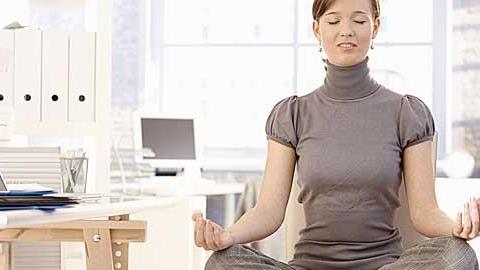 5 ασκήσεις γιόγκα που ηρεμούν και ξεκουράζουν