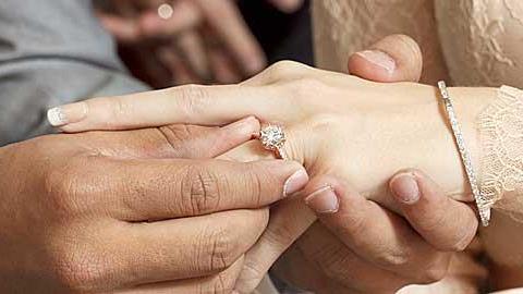 Τι σημαίνει για τον γάμο σας το κόστος του μονόπετρου