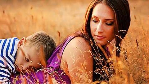 Προσκόλληση στη μαμά: Οι κίνδυνοι για το παιδί