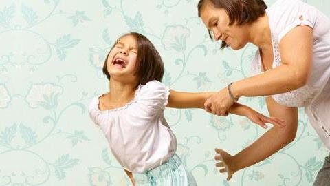 Γιατί το ξύλο στα παιδιά δεν βοηθά: Ένα βίντεο-αποκάλυψη!