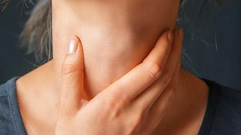 Αντιμετωπίστε τον πονόλαιμο με φυσικά γιατροσόφια