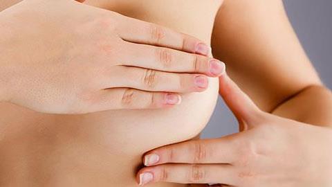 Ψηλάφηση στήθους: Δείτε πώς να το κάνετε σωστά σε 2 λεπτά!