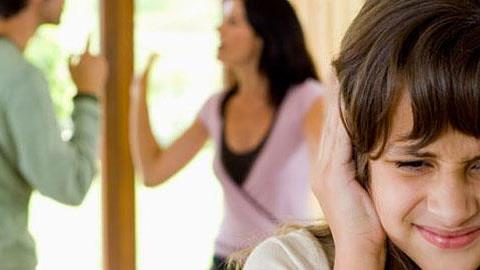 Γιατί δεν πρέπει να τσακώνεστε μπροστά στο παιδί: Ένα βίντεο που σοκάρει