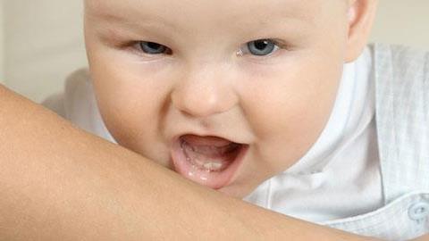 Γιατί δαγκώνει το παιδί και πώς να το αντιμετωπίσετε