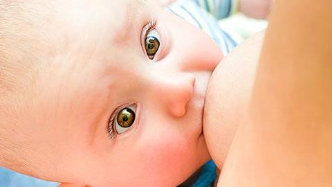 Ο τέλειος θηλασμός σε ένα τρυφερό βίντεο