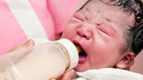 Τι να κάνετε όταν το μωρό σας αρνείται το μπιμπερό