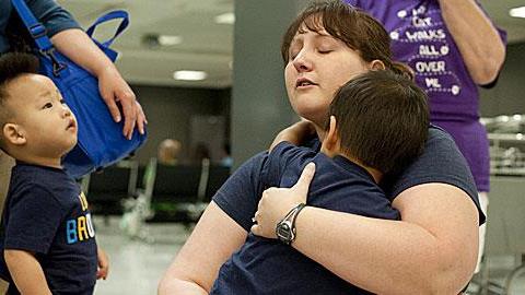 Υιοθετημένα παιδιά συναντούν τη νέα τους οικογένεια: Φωτογραφίες που κόβουν την ανάσα!