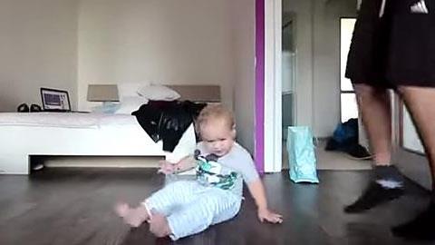 Μωρό γεννημένο χορευτής: Δείτε το βίντεο που έχει κάνει πάταγο στο διαδίκτυο