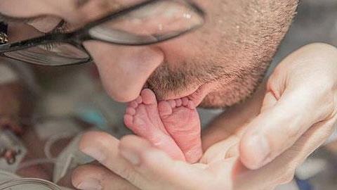 Η τραγωδία ενός νέου πατέρα: Το βίντεο που σόκαρε τον πλανήτη