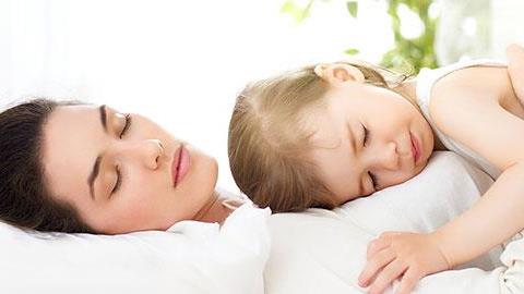 Δεν κοιμάται μόνο του