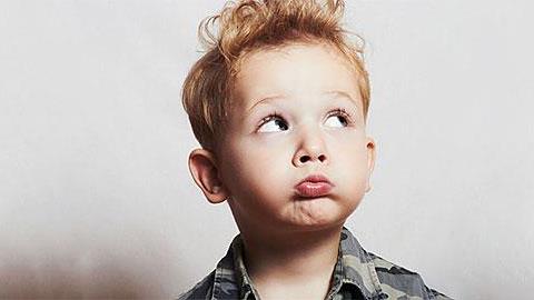 Ο 6 ετών γιος μου πιάνει συνεχώς το μόριό του